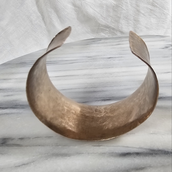Hammered copper cuff bracelet - Picture 5 of 8